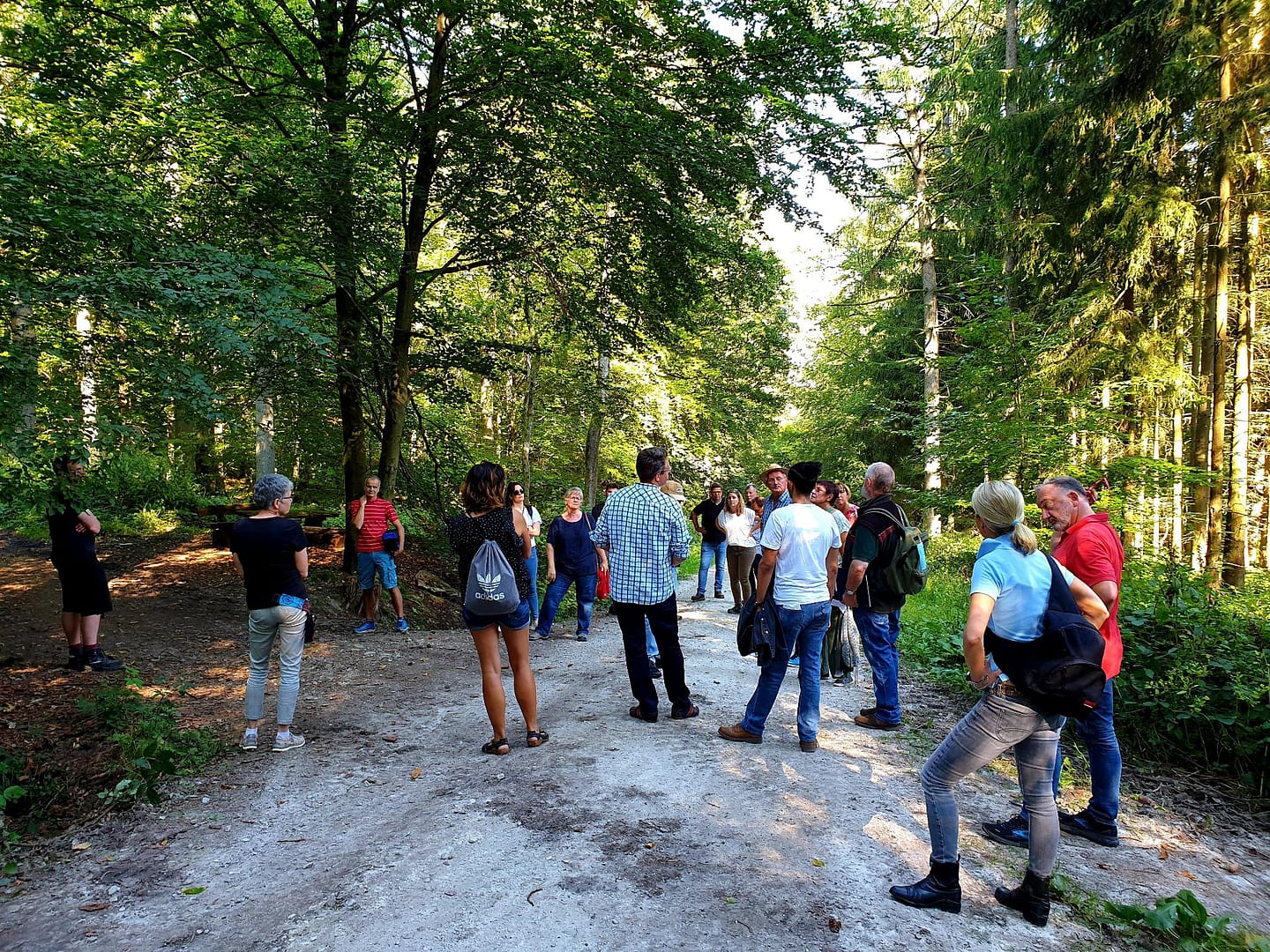 Eschborn: Grüne besuchen Eschborner Wald